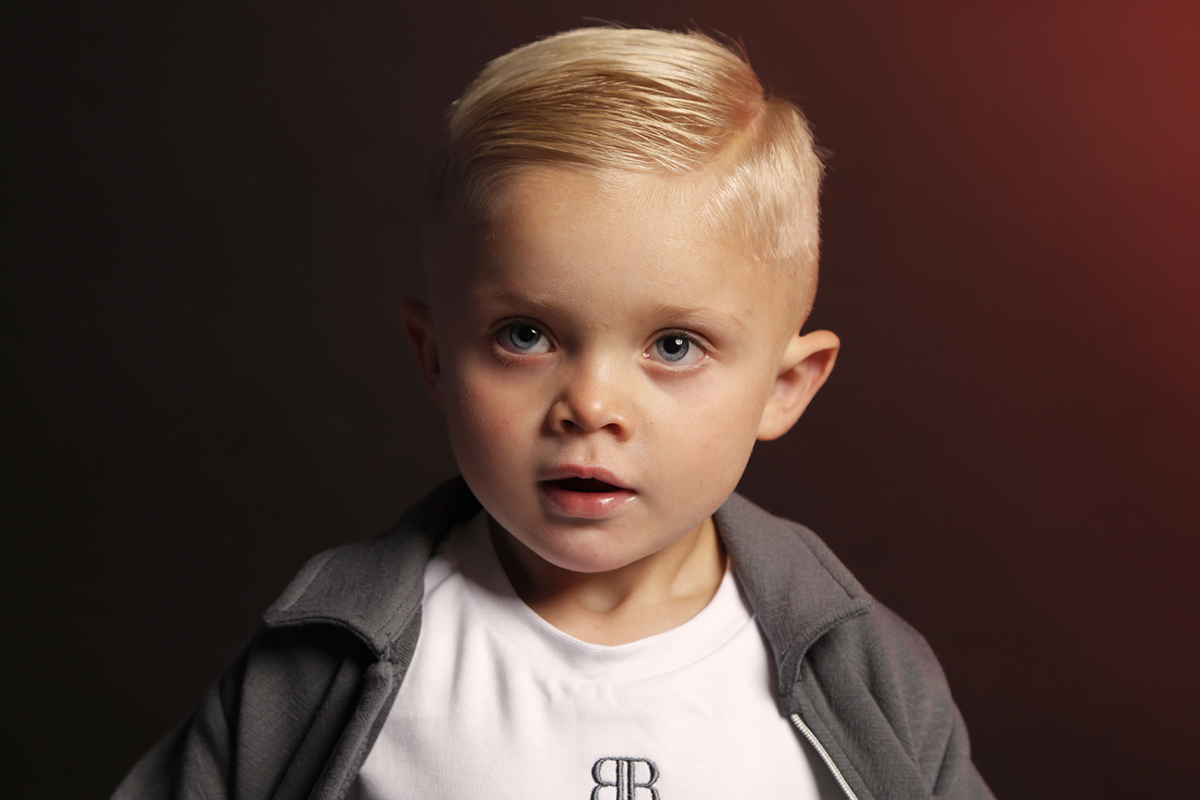 oskar-james-model-folio